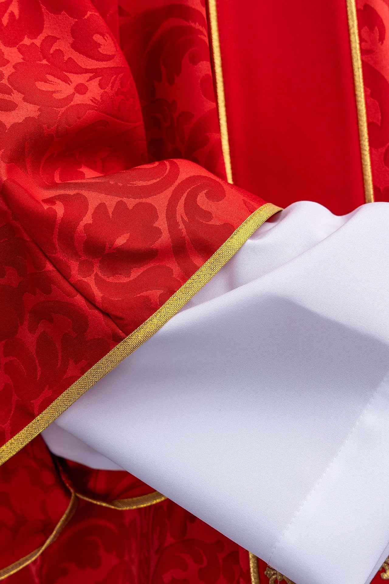 Dalmatica rossa in jacquard con bande e croci dorate ricamate KDL/284/02/81/B - PERILPRETE.IT