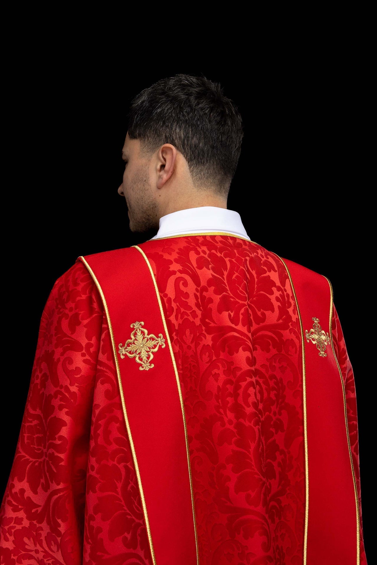 Dalmatica rossa in jacquard con bande e croci dorate ricamate KDL/284/02/81/B - PERILPRETE.IT