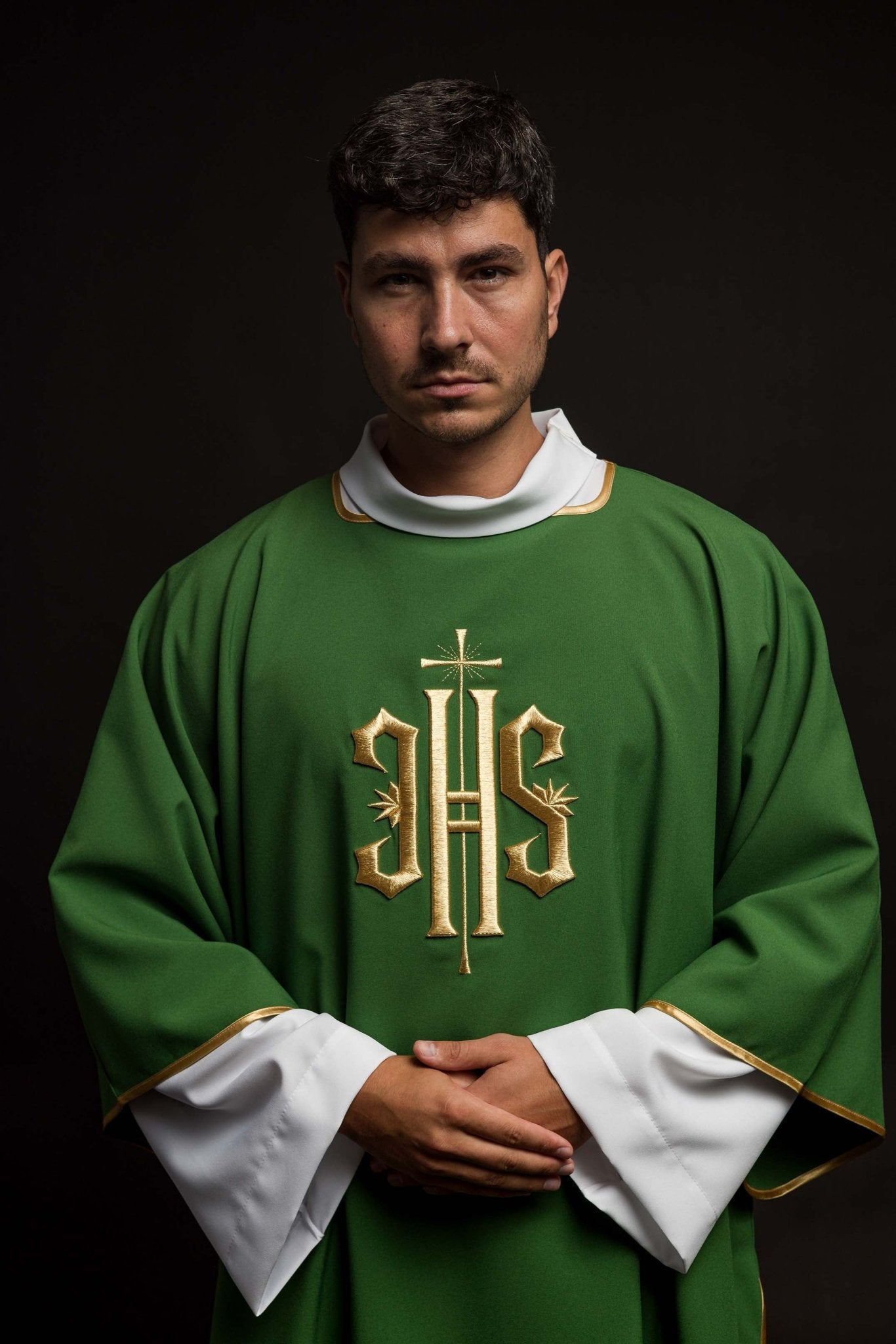 Dalmatica verde con motivo ricamato IHS KDL/215/01/12/D - PERILPRETE.IT