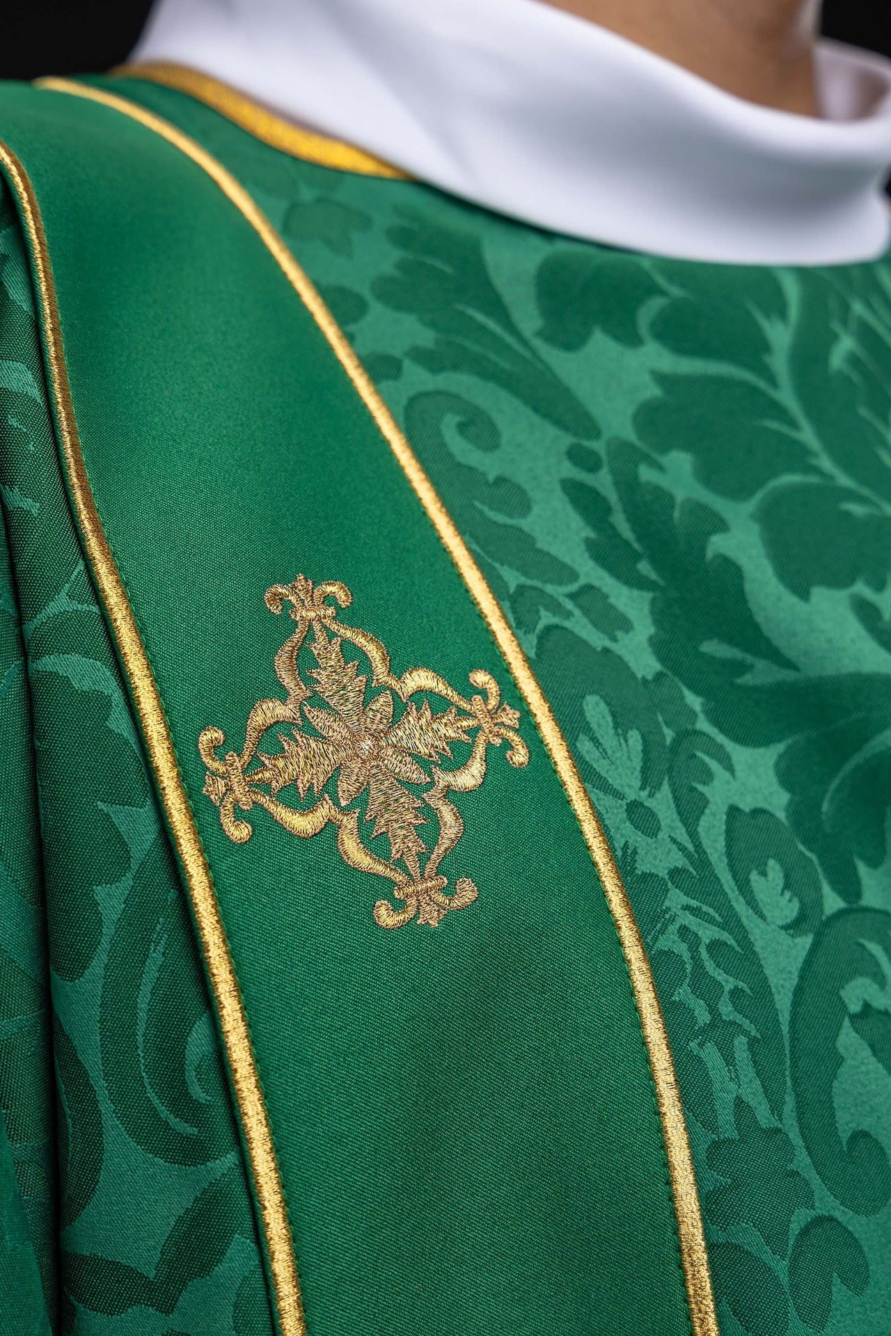 Dalmatica verde in jacquard con bande e croci dorate ricamate KDL/284/01/81/B - PERILPRETE.IT