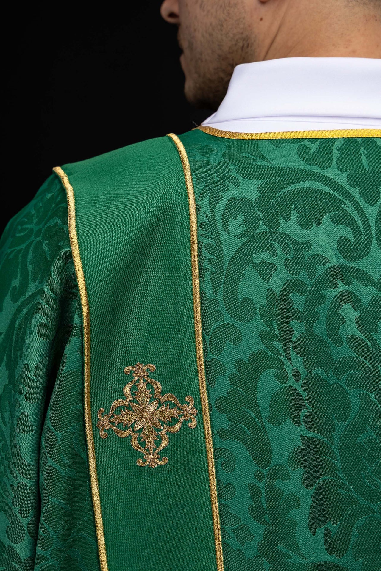 Dalmatica verde in jacquard con bande e croci dorate ricamate KDL/284/01/81/B - PERILPRETE.IT