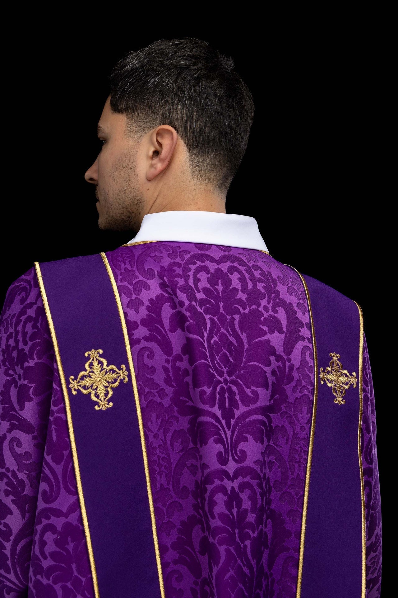 Dalmatica viola in jacquard con bande e croci dorate ricamate KDL/284/03/81/B - PERILPRETE.IT