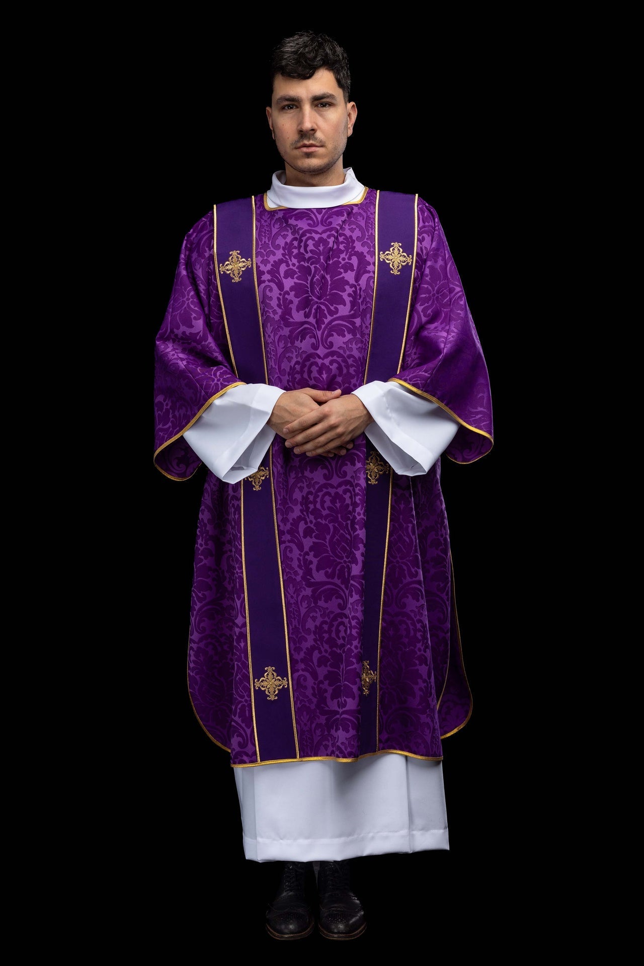 Dalmatica viola in jacquard con bande e croci dorate ricamate KDL/284/03/81/B - PERILPRETE.IT