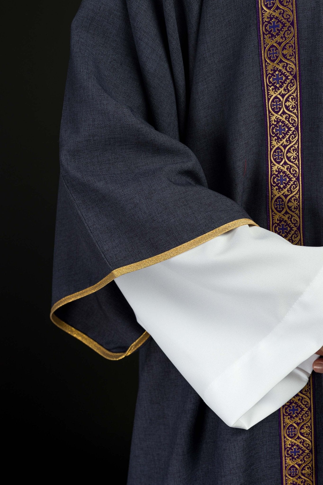 Dalmatica viola ornata con nastri jacquard dorati KDL/395/03/70/B - PERILPRETE.IT