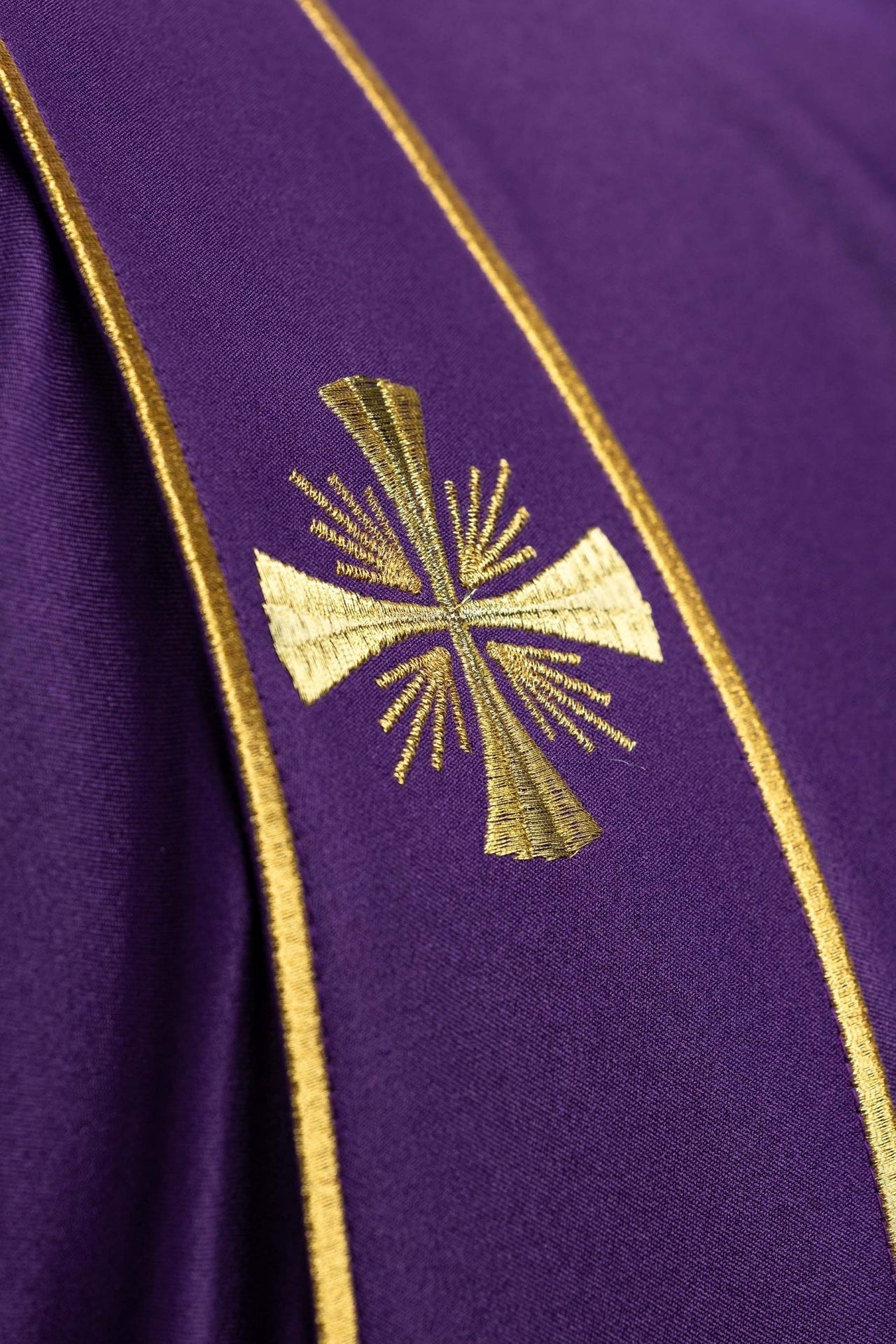 Dalmatyka z pasami i haftowanymi złotymi krzyżami fioletowa