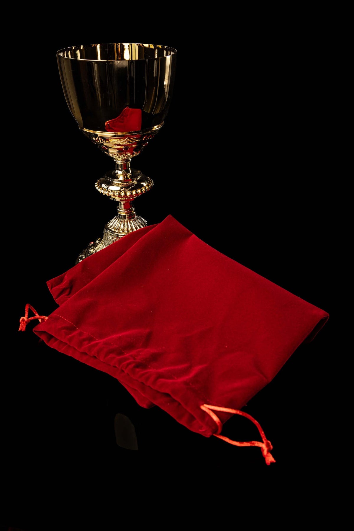 Custodia rossa per il calice placcato oro in stile barocco
