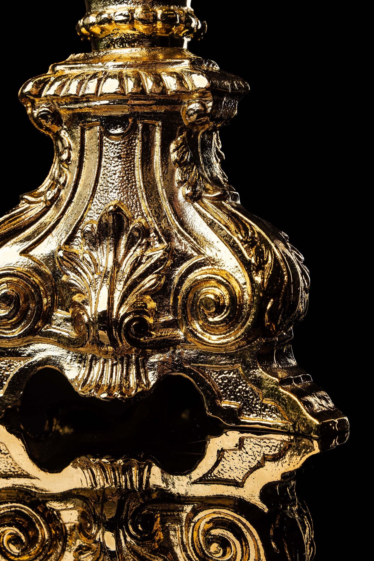 Ostensorio barocco in ottone placcato oro, primo piano delle volute ornamentali della base