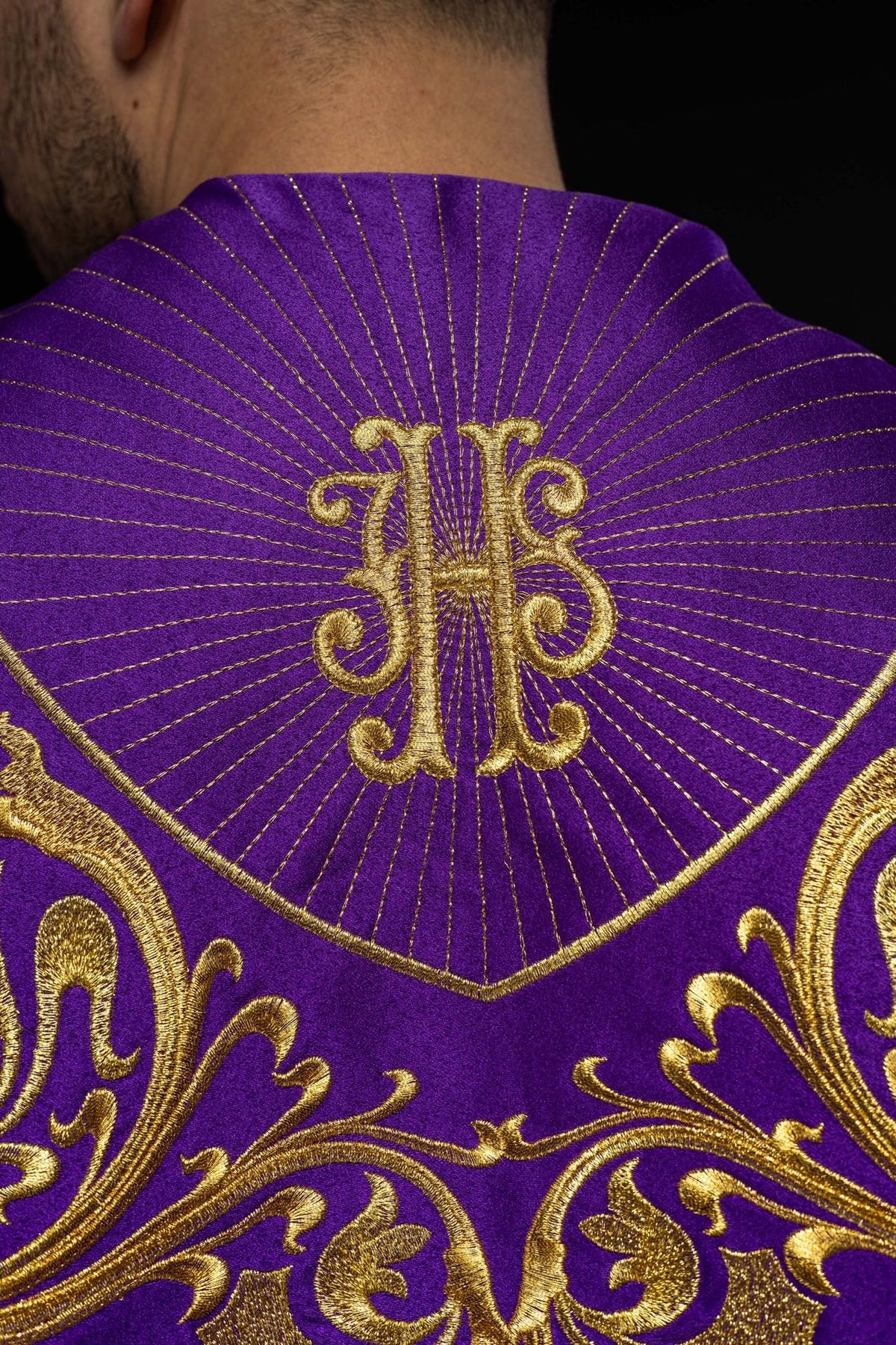 Fioletowa kapa liturgiczna z złotym monogramem IHS