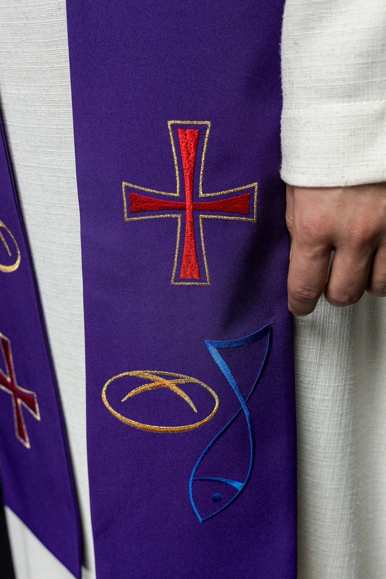 Fioletowa stuła kapłańska haftowana Ryba Chleb Krzyż