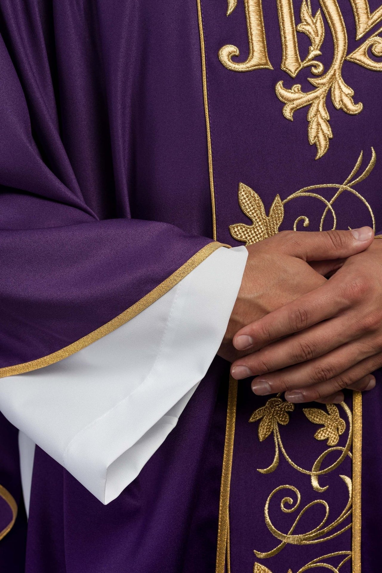 Fioletowy ornat liturgiczny z bogato zdobionym pasem motywem florystycznym i IHS