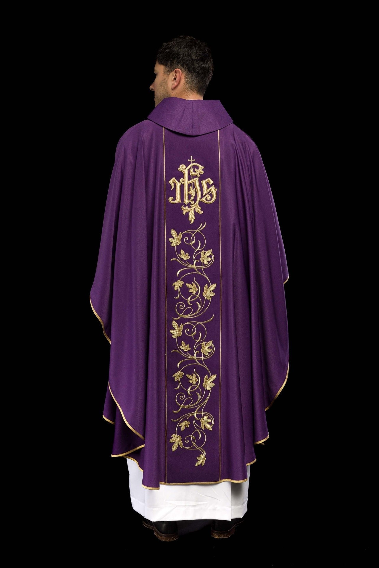 Fioletowy ornat liturgiczny z bogato zdobionym pasem motywem florystycznym i IHS