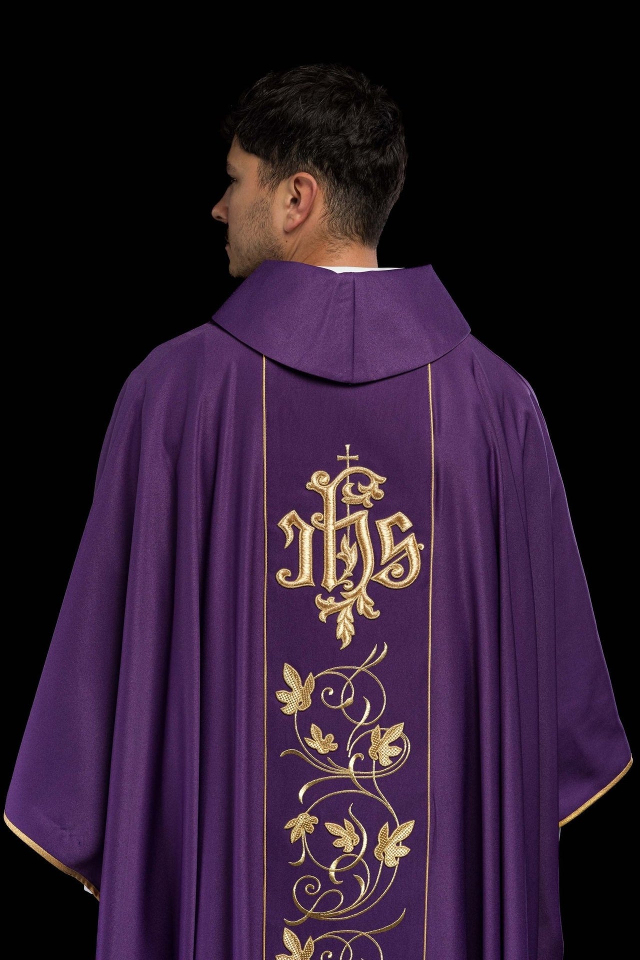 Fioletowy ornat liturgiczny z bogato zdobionym pasem motywem florystycznym i IHS