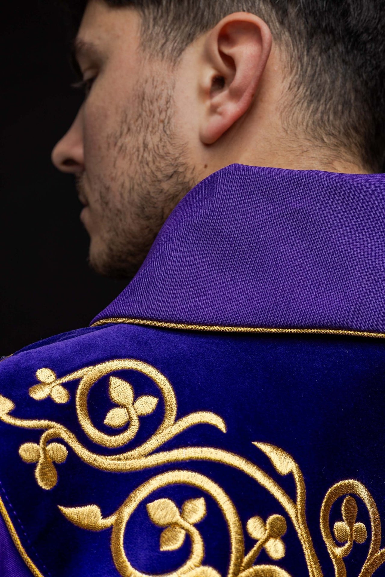 Fioletowy ornat liturgiczny zdobiony haftem na aksamicie
