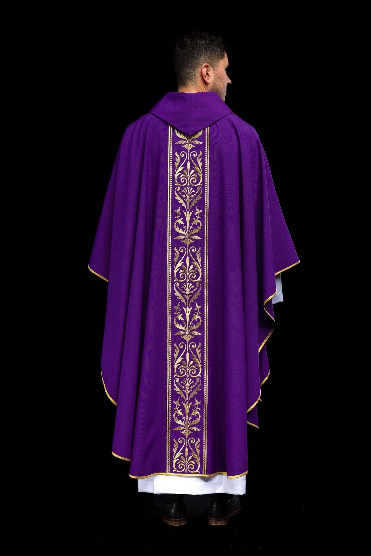 Fioletowy ornat liturgiczny zdobiony złotym pasem haftowanym