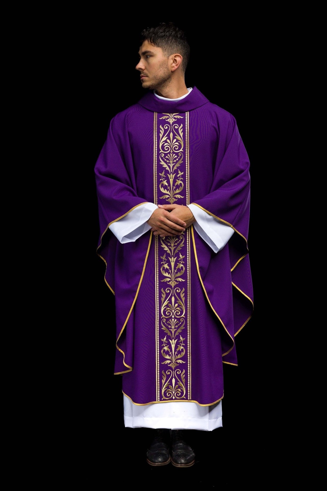 Fioletowy ornat liturgiczny zdobiony złotym pasem haftowanym