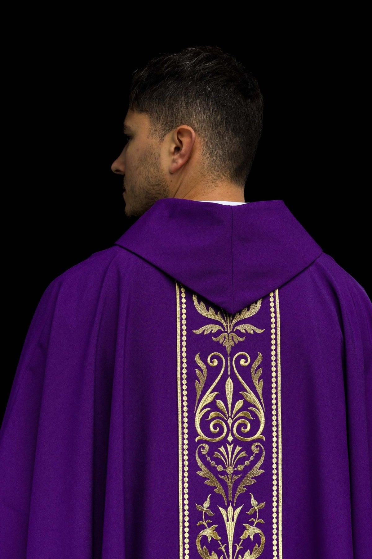 Fioletowy ornat liturgiczny zdobiony złotym pasem haftowanym