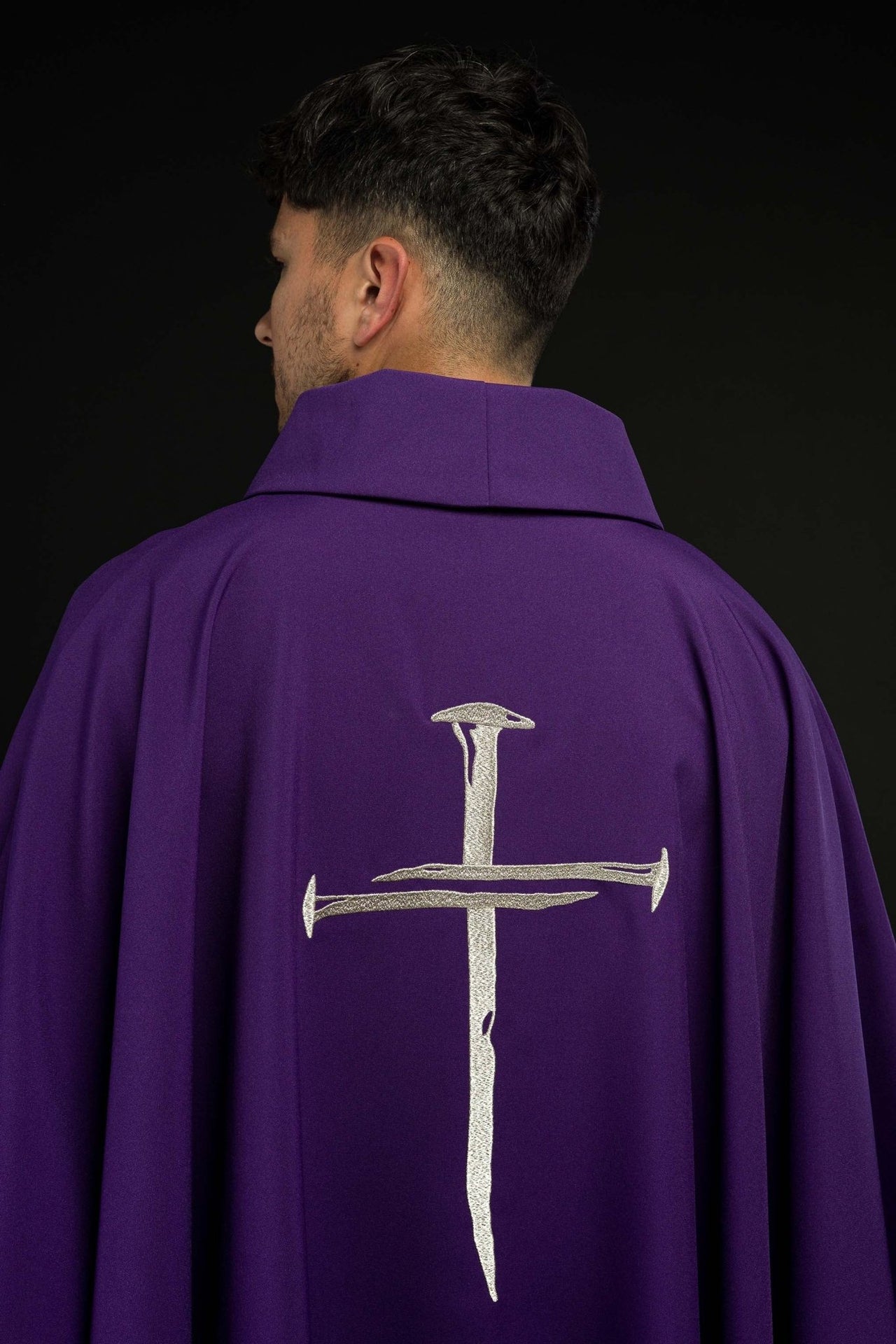 Fioletowy ornat z srebrnym haftowanym Krzyżem na Wielki Post