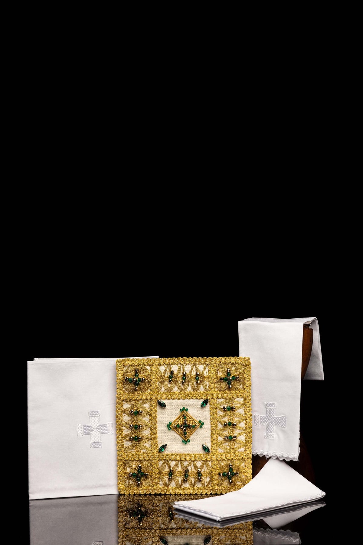 Servizio da messa Handmade 5013 con pietre naturali, completo bianco e oro con pietre verdi