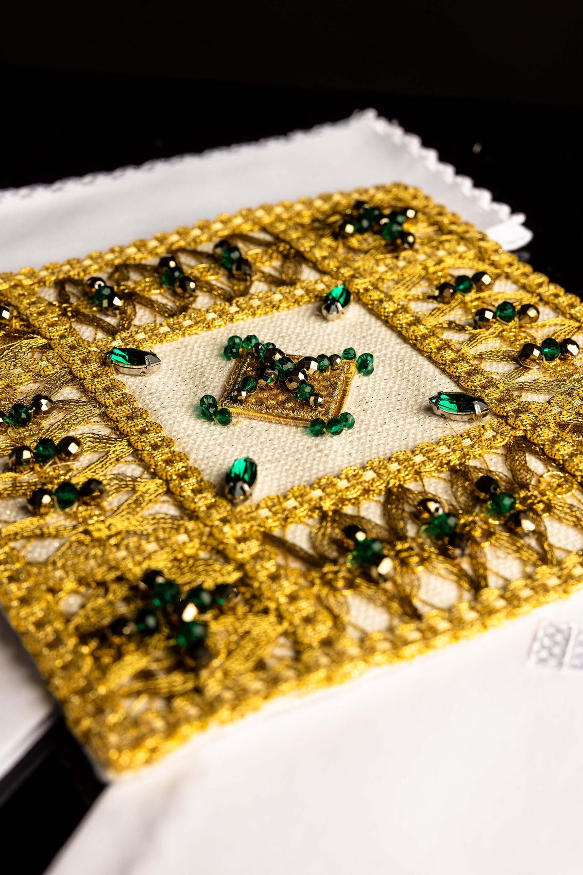 Servizio da messa Handmade 5013, dettaglio ravvicinato del ricamo dorato con pietre verdi