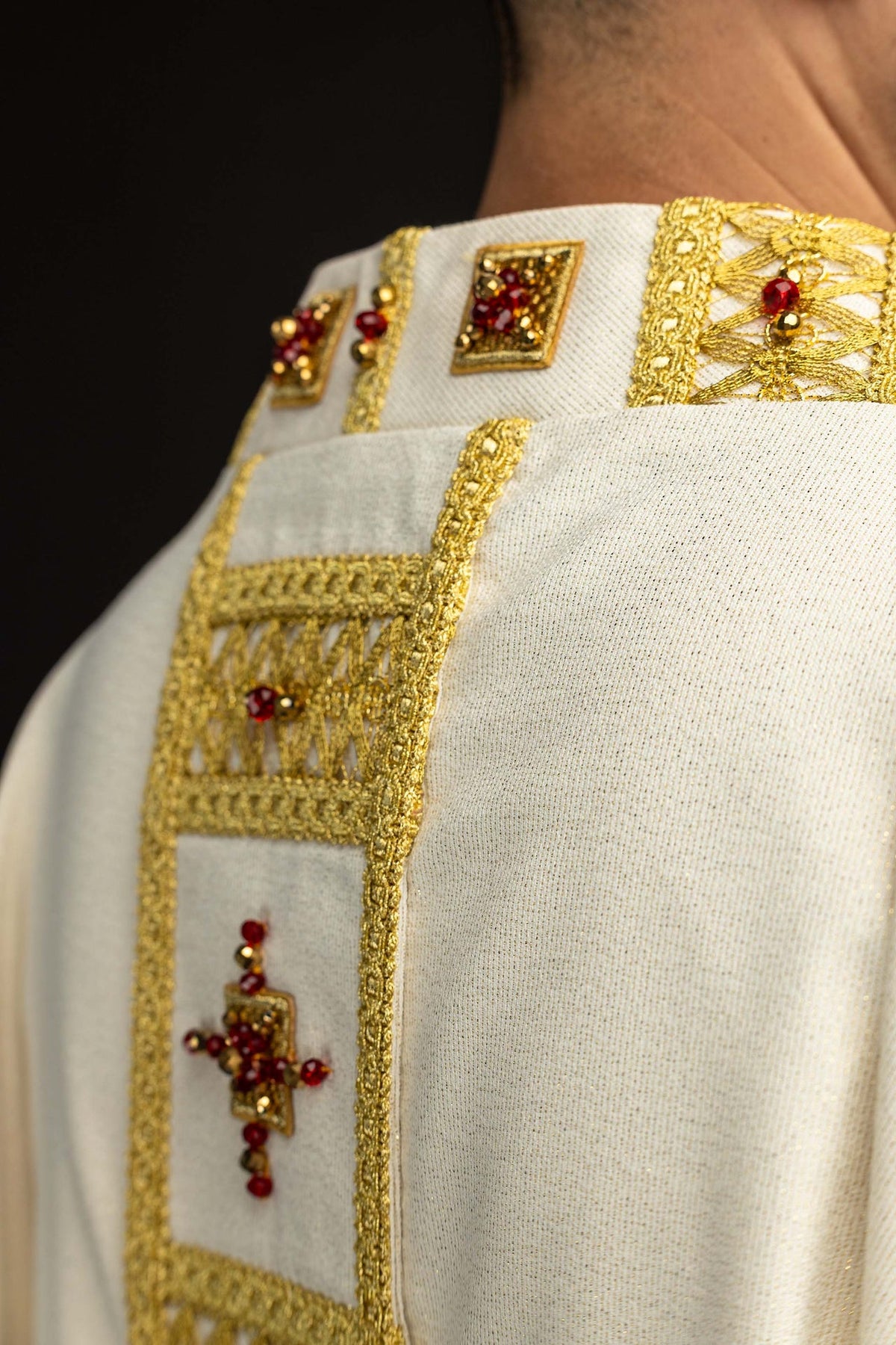 Casula avorio con bordo dorato e decorazioni con pietre rosse, particolare
