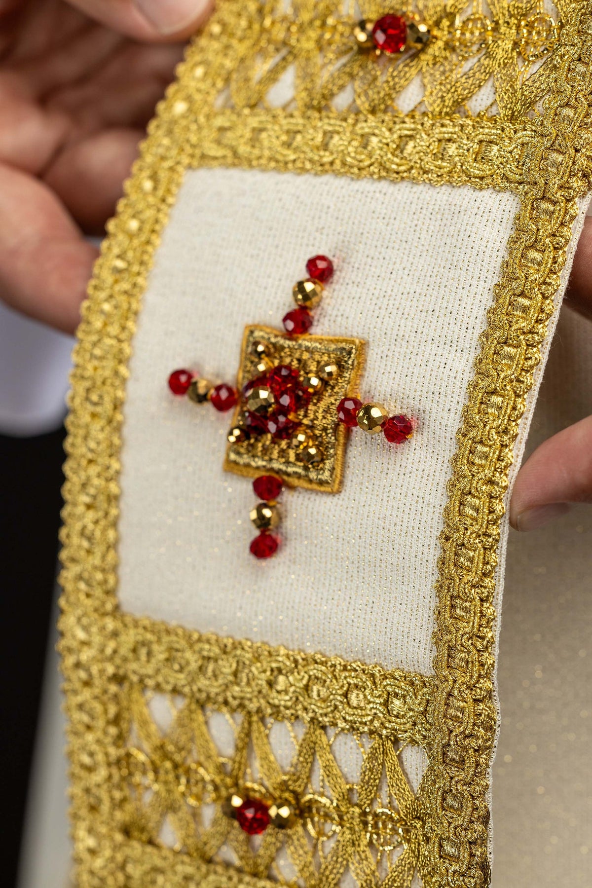 Casula avorio, dettaglio dello stolone con croce ricamata e pietre