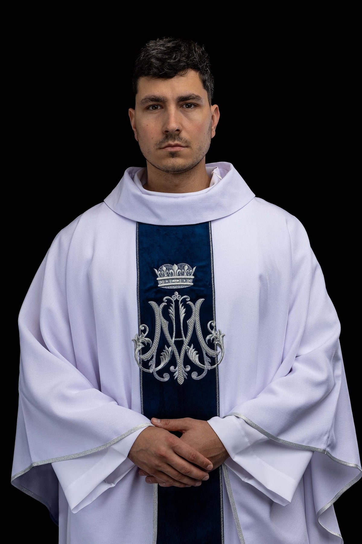 Casula ricamata con motivo mariano e stolone di velluto avorio, vista frontale indossata