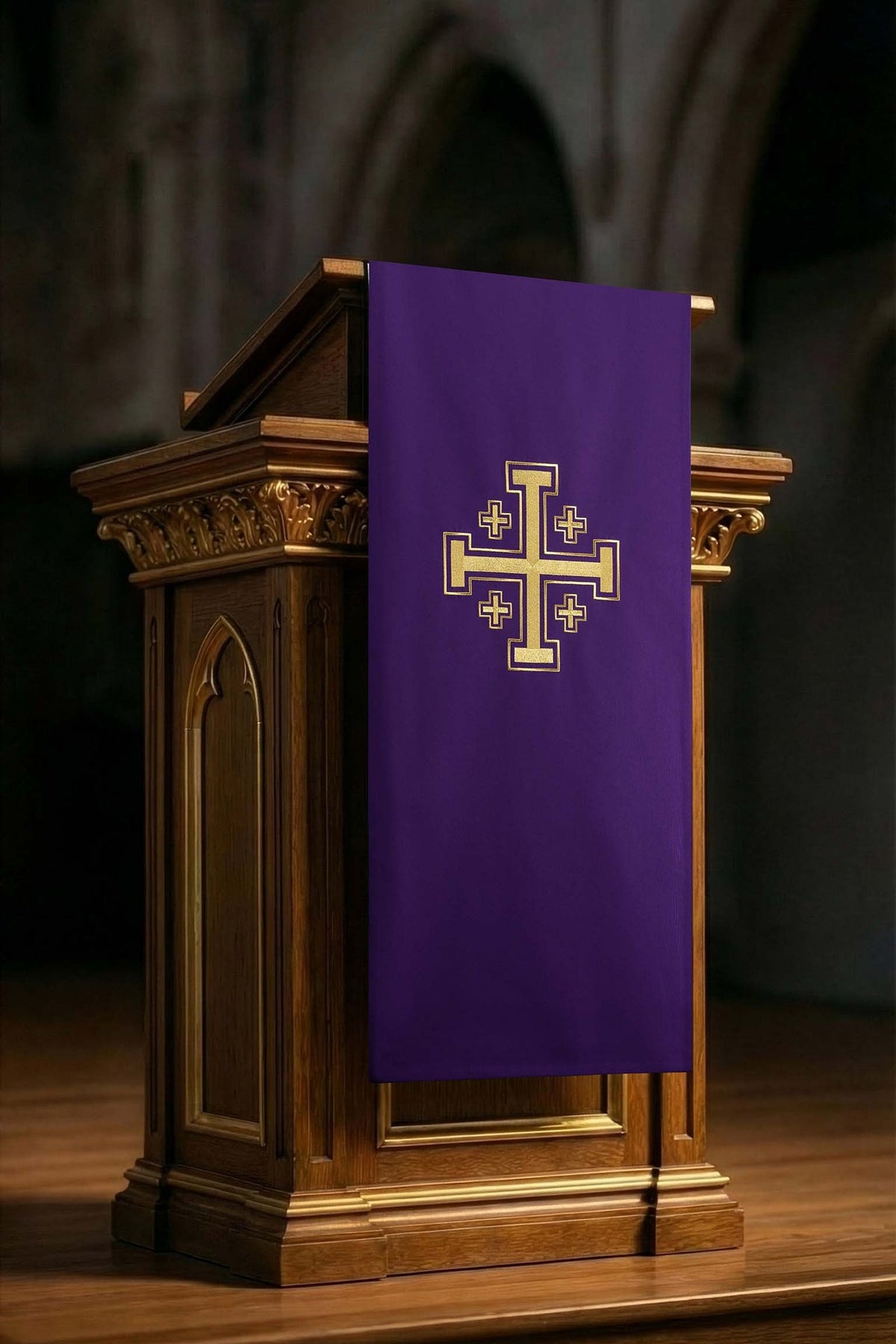 Copri ambone viola con ricamo dorato della Croce di Gerusalemme, vista frontale