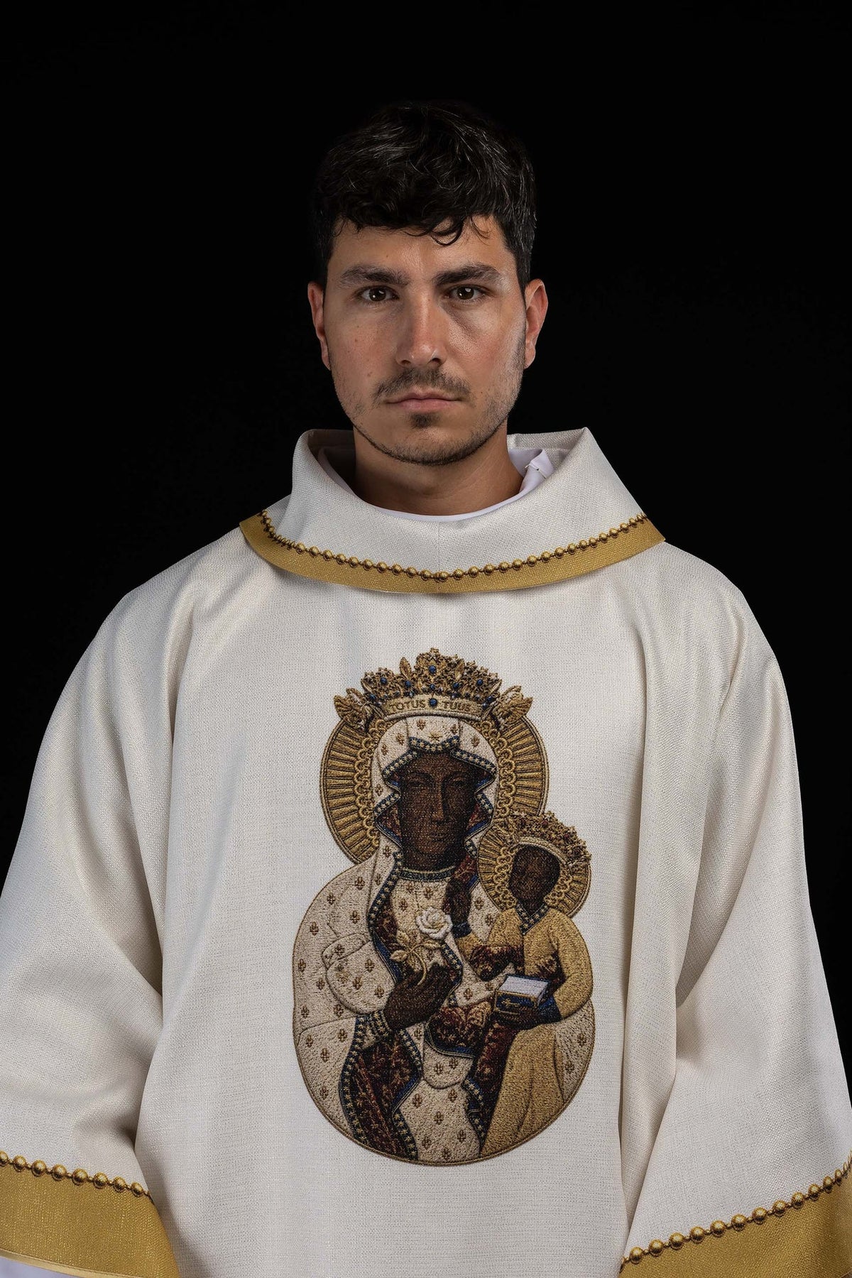 Casula stampata con immagine della Madonna di Częstochowa, vista frontale avorio con bordi dorati