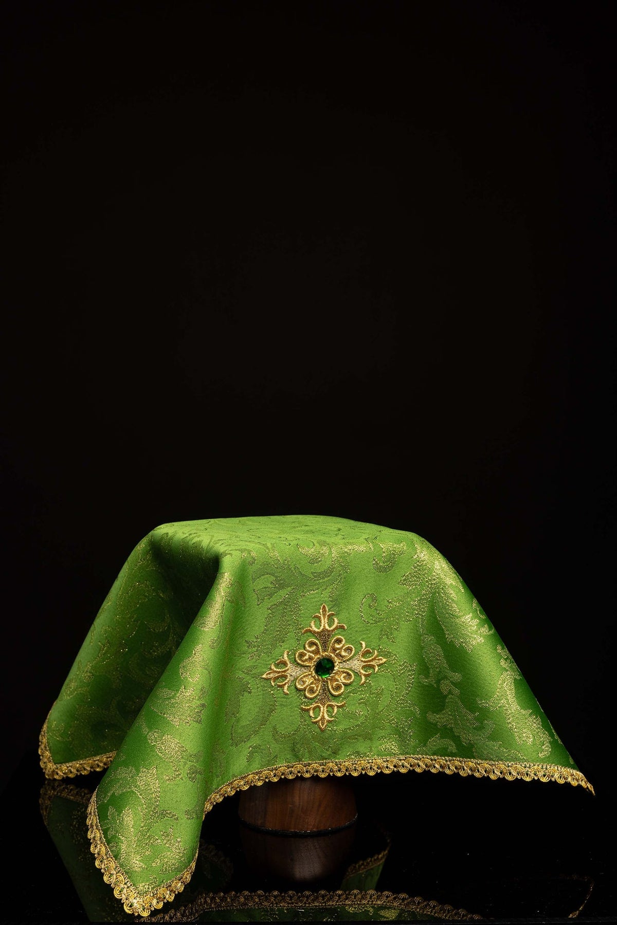 Copricalice ricamato con motivo a croce e pietra verde, vista frontale verde con bordo dorato