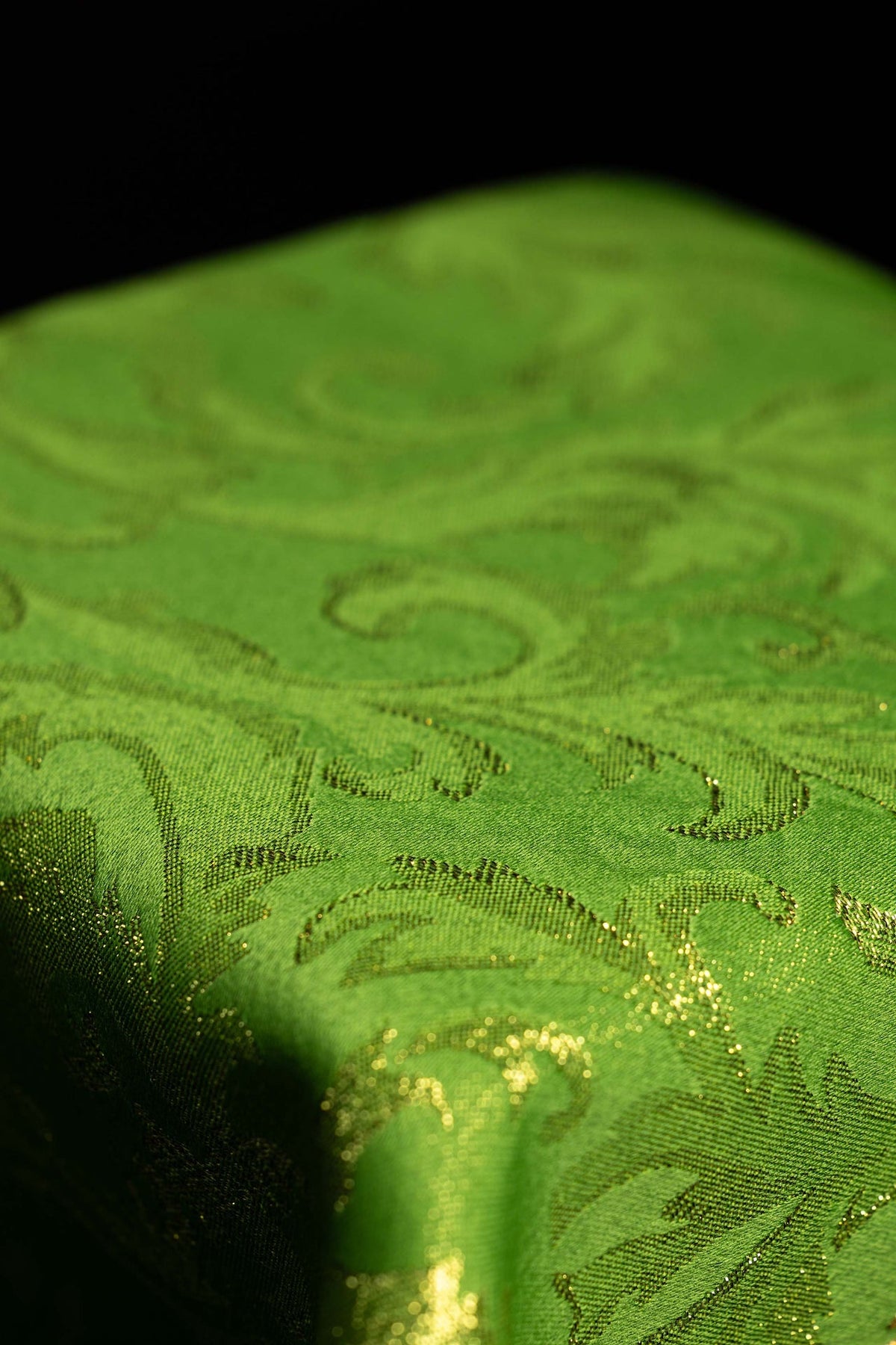 Copricalice verde, dettaglio del tessuto damascato