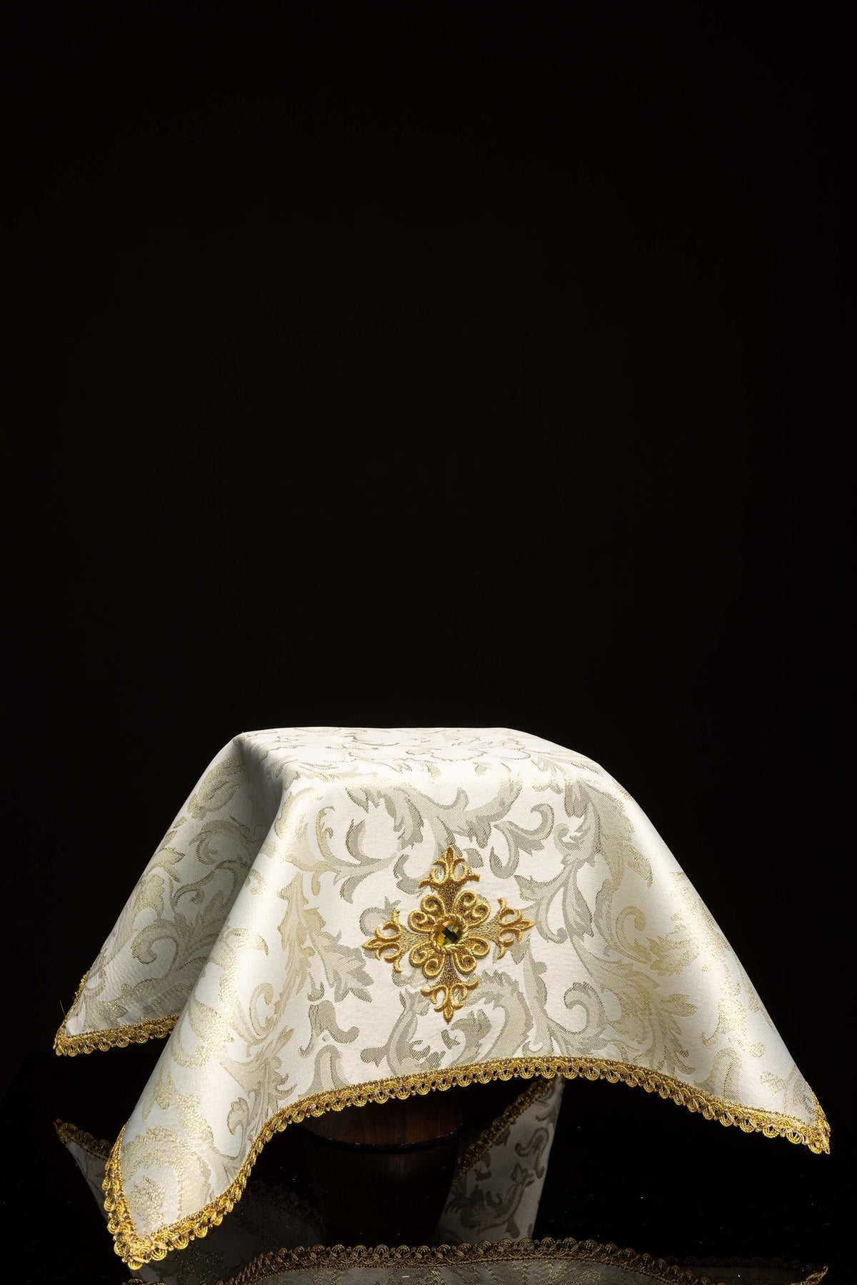 Copricalice avorio ricamato con croce e pietra decorativa, vista frontale con bordo dorato