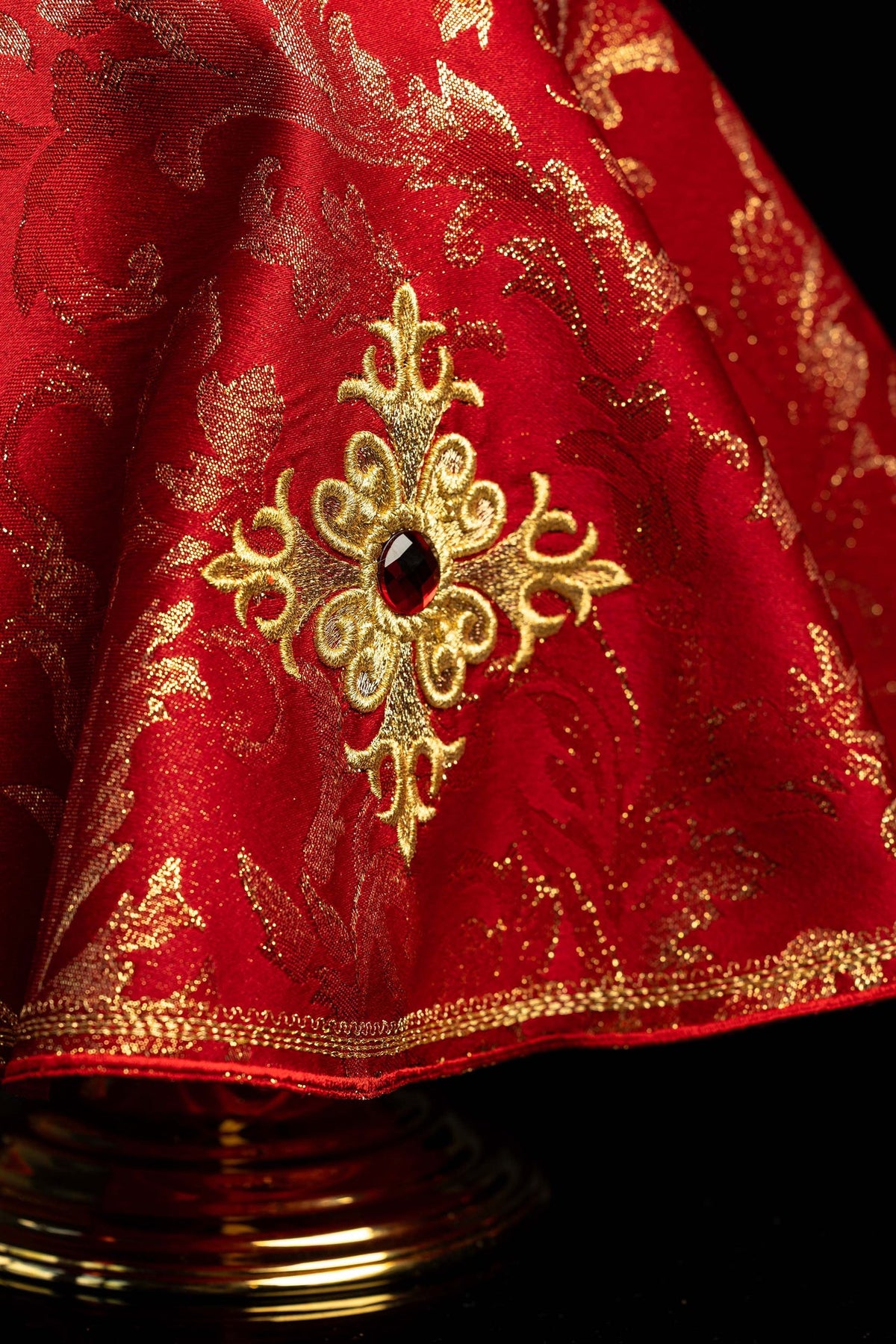 Velo per pisside rosso, dettaglio della croce ricamata con pietra decorativa
