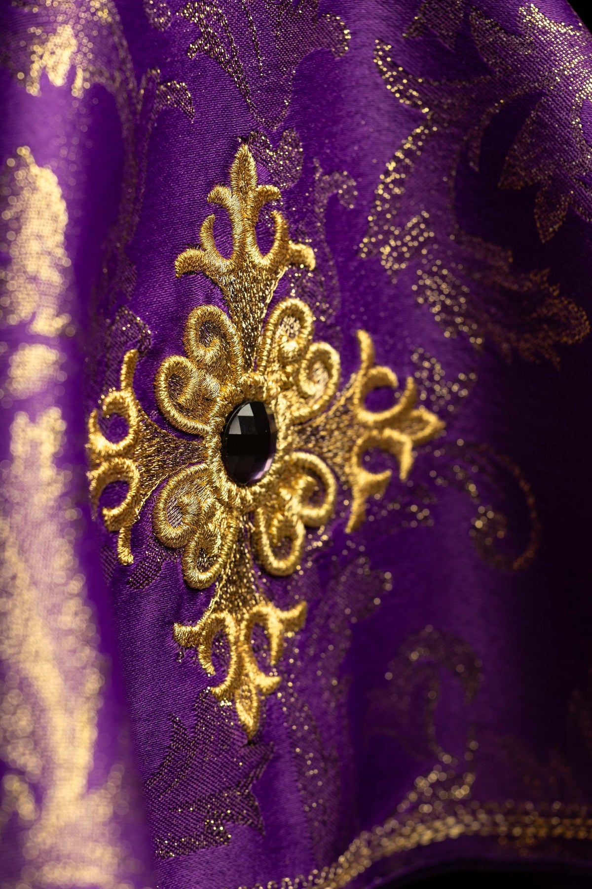 Velo per pisside viola, primo piano della croce ricamata con pietra decorativa