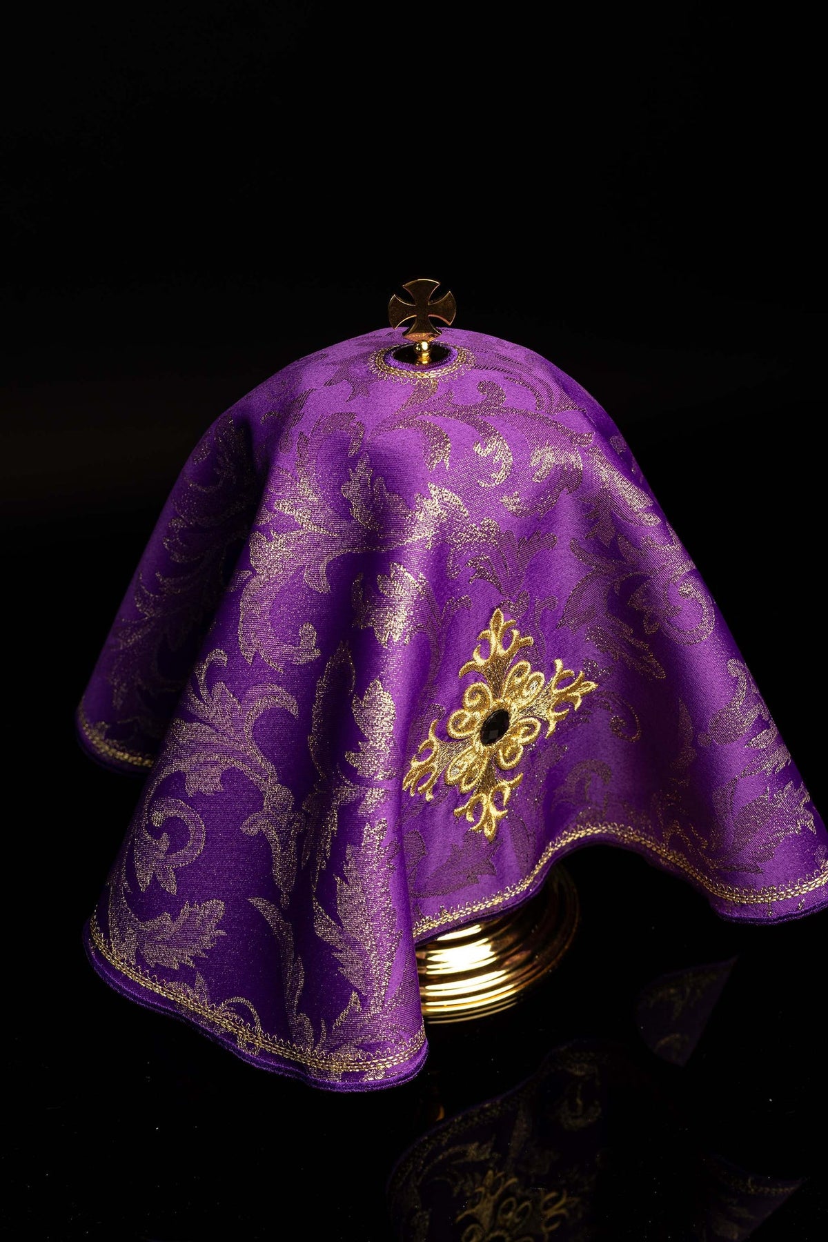 Velo per pisside viola, vista laterale del tessuto damascato e della croce