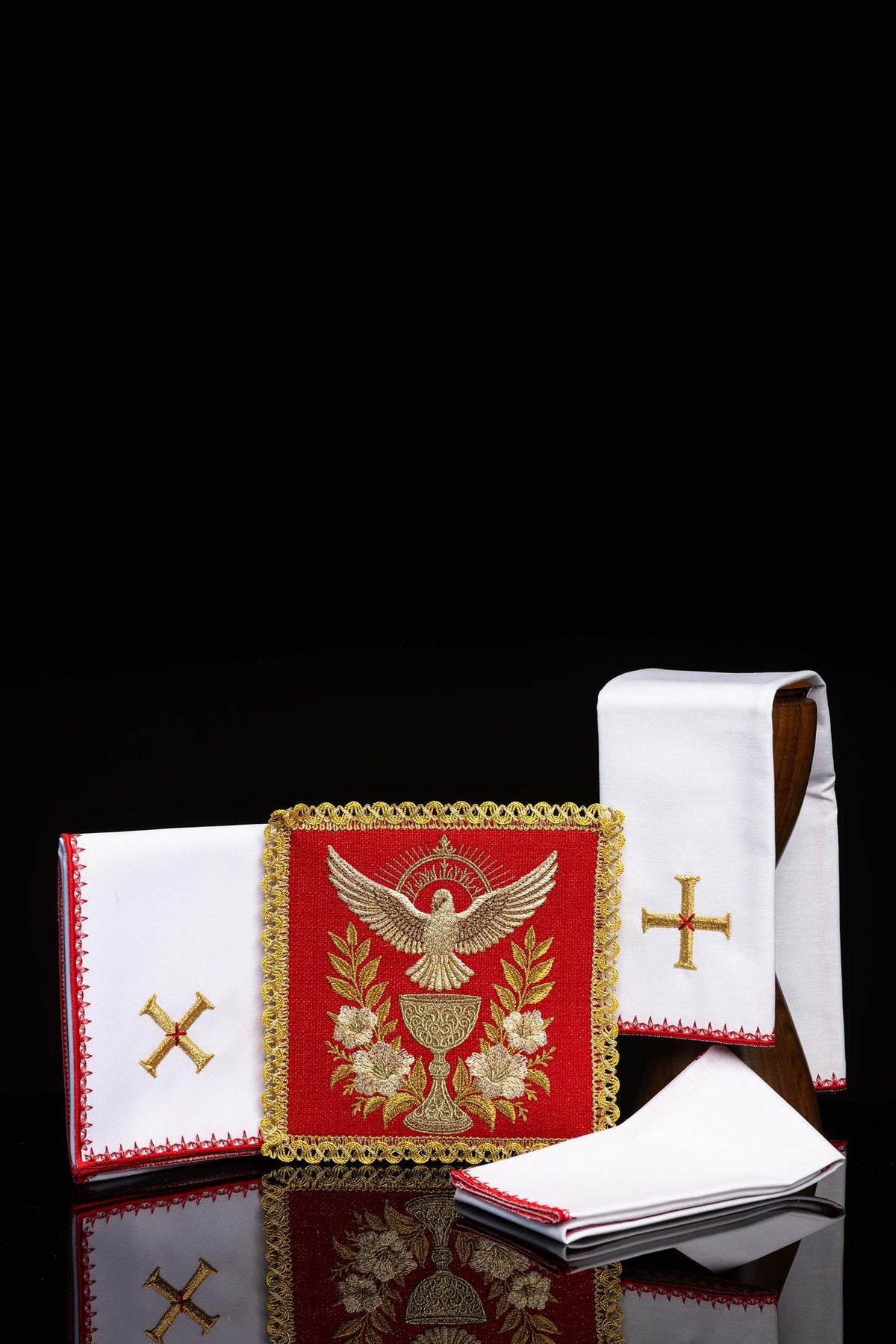 Servizio da messa rosso ricamato con simbolo dello Spirito Santo, vista d’insieme