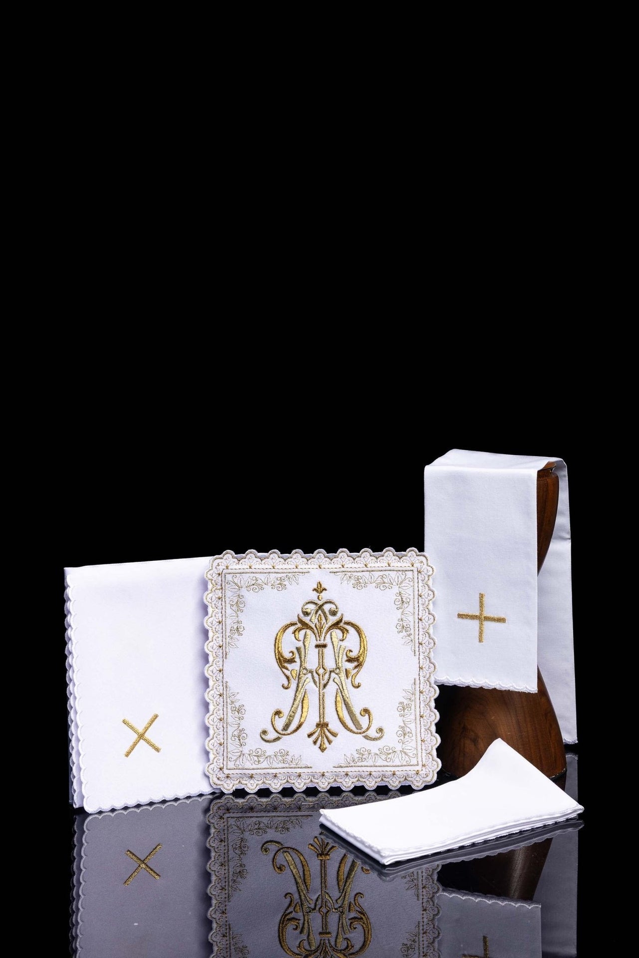 Liturgiczny komplet kielichowy z haftowanym złotym motywem Maryjnym