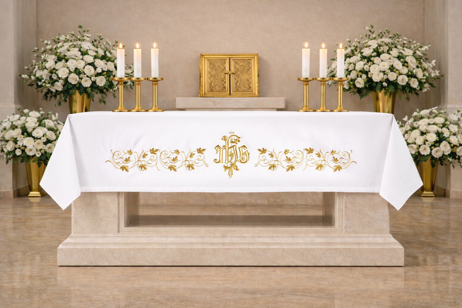 Tovaglia d’altare con simbolo IHS ricamato