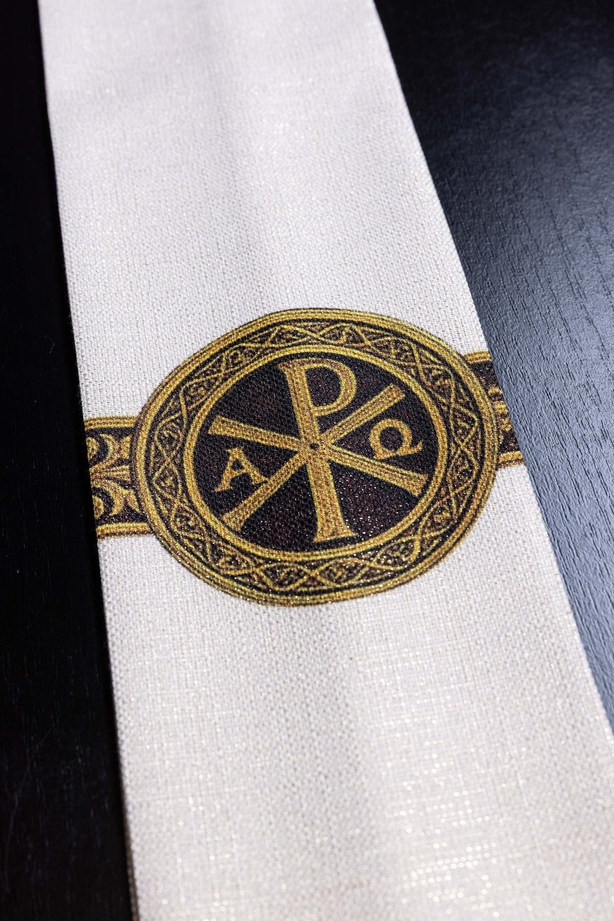 Ornat drukowany Pax Ecru z bogatym złotym zdobieniem