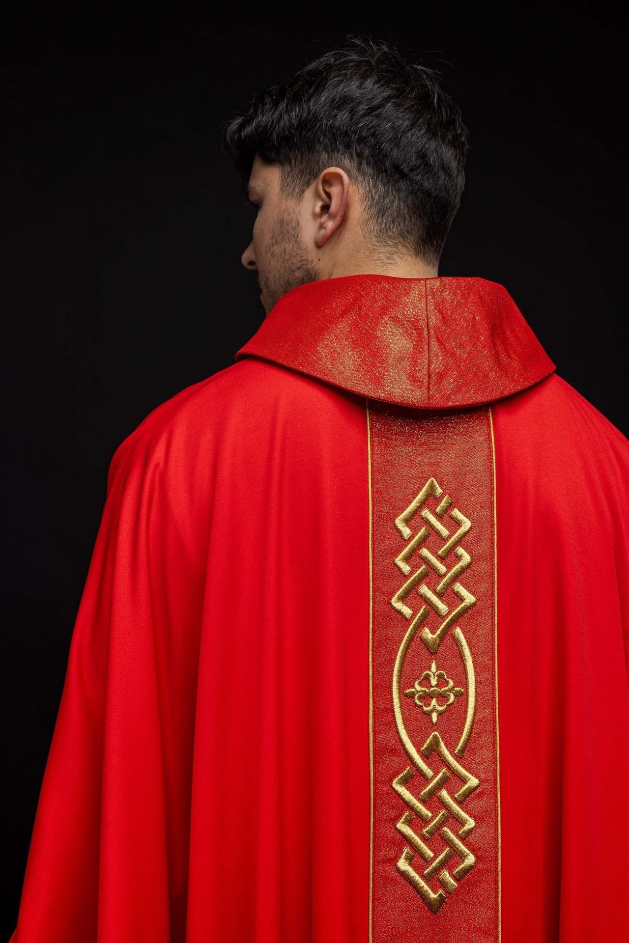 Ornat haftowany Czerwony ze Złotym Motywem Krzyża