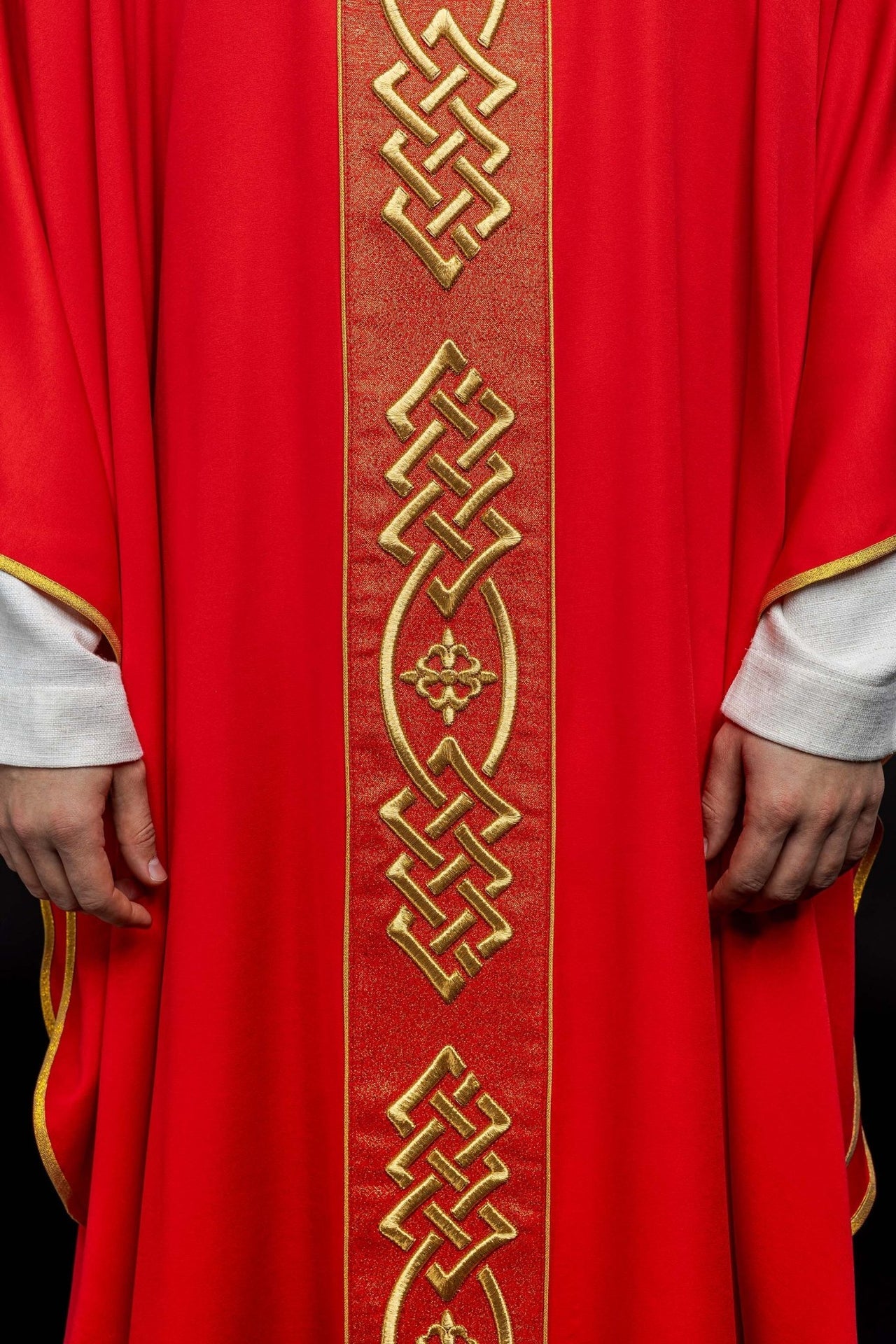 Ornat haftowany Czerwony ze Złotym Motywem Krzyża
