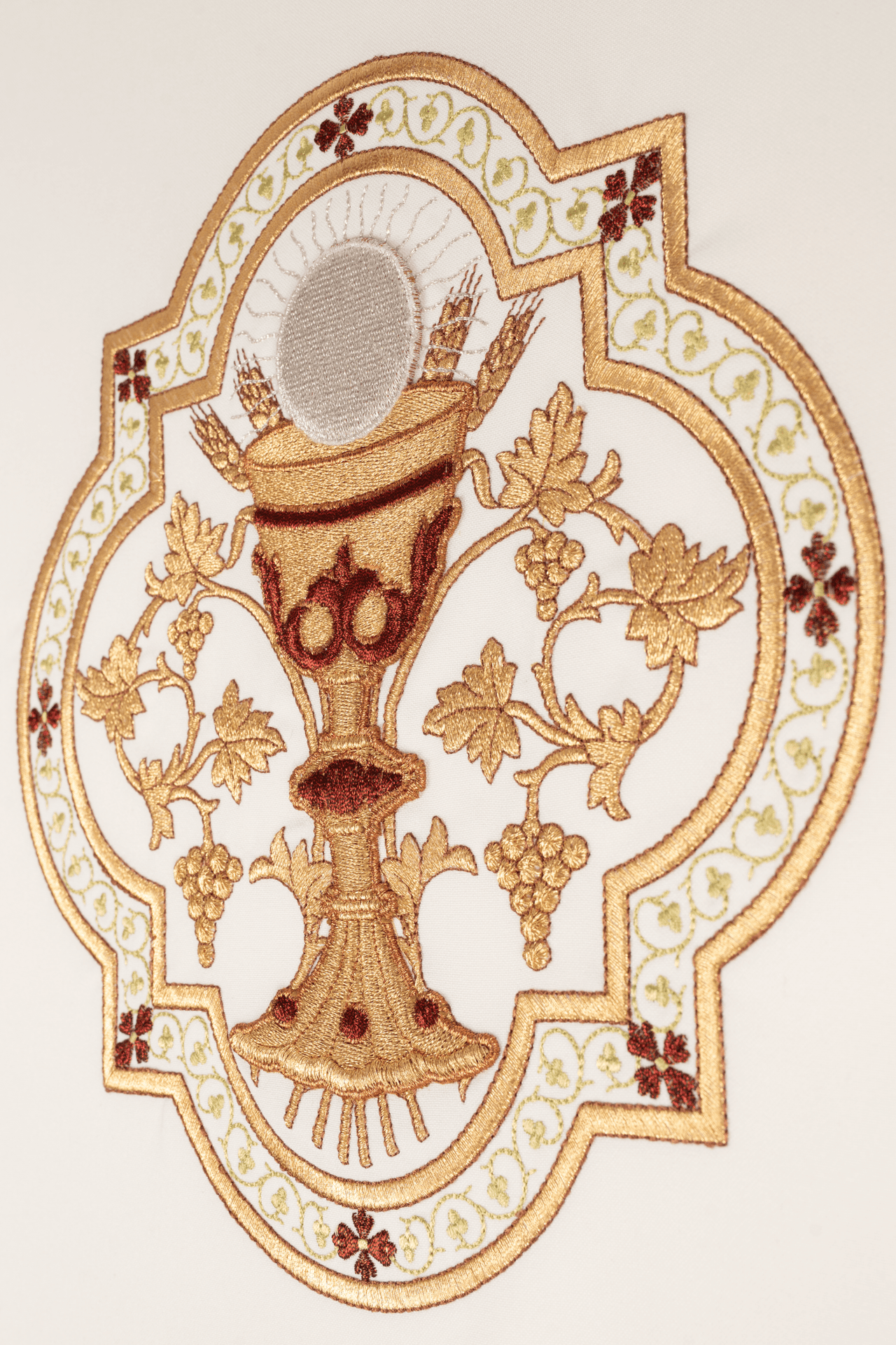 Ornat haftowany z motywem Kielicha eucharystycznego i IHS
