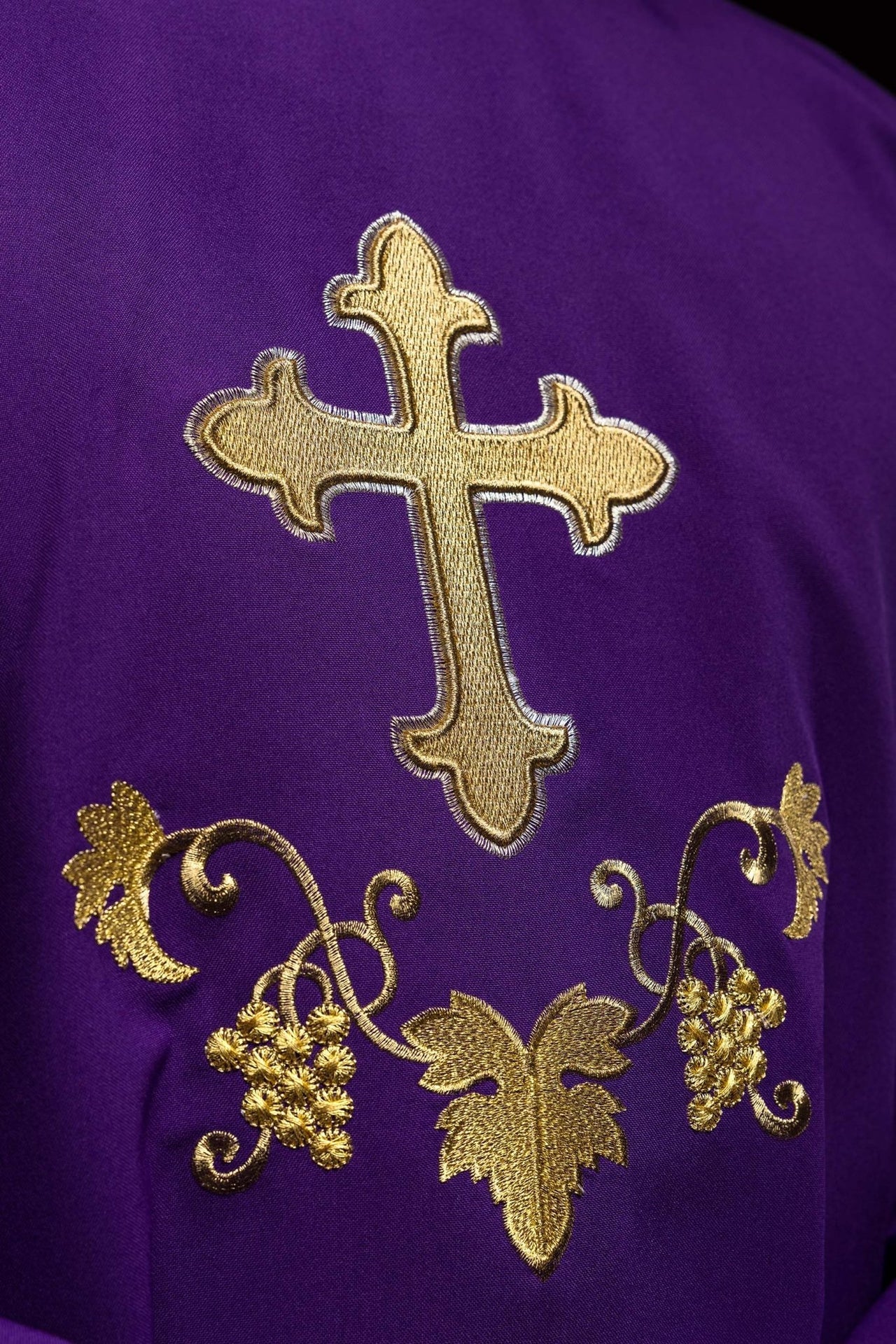 Ornat haftowany z symbolem krzyża i szerokim kołnierzem fioletowy
