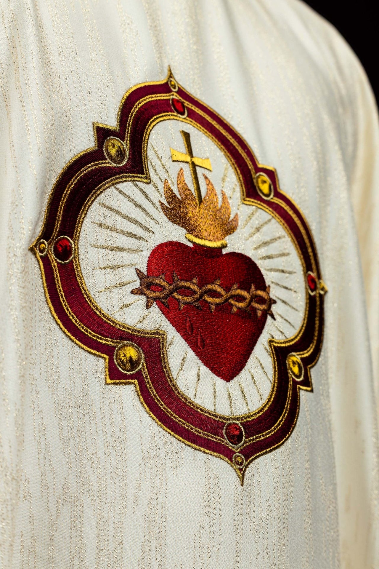 Ornat haftowany z wizerunkiem Serca Pana Jezusa i Kielicha eucharystycznego