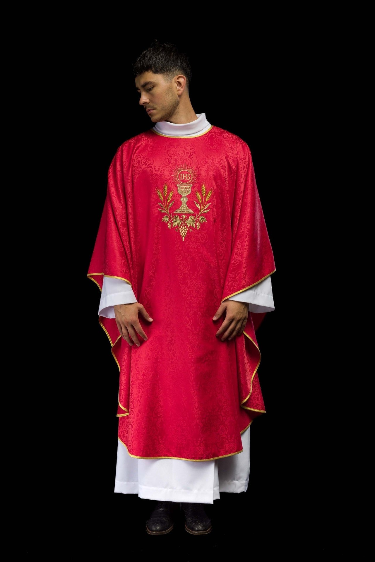 Ornat liturgiczny czerwony z haftem kielicha i hostii na tkaninie żakardowej