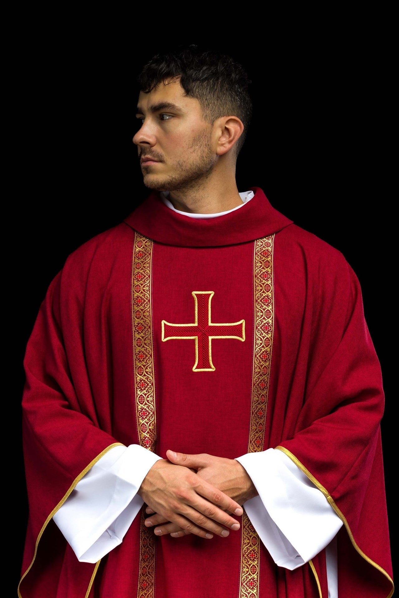 Ornat liturgiczny czerwony z haftowanym krzyżem i taśmami żakardowymi