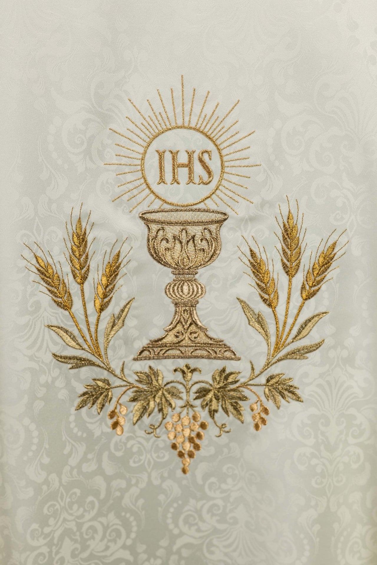 Ornat liturgiczny ecru z haftem kielicha i hostii na tkaninie żakardowej