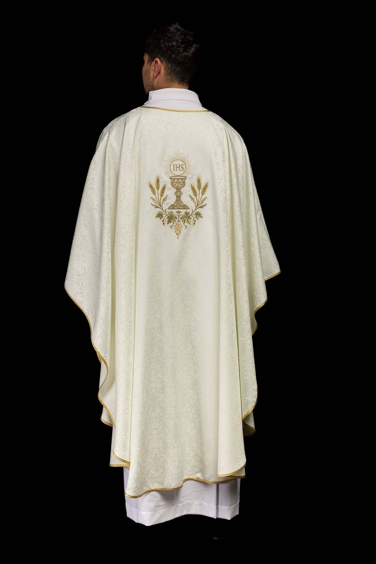 Ornat liturgiczny ecru z haftem kielicha i hostii na tkaninie żakardowej