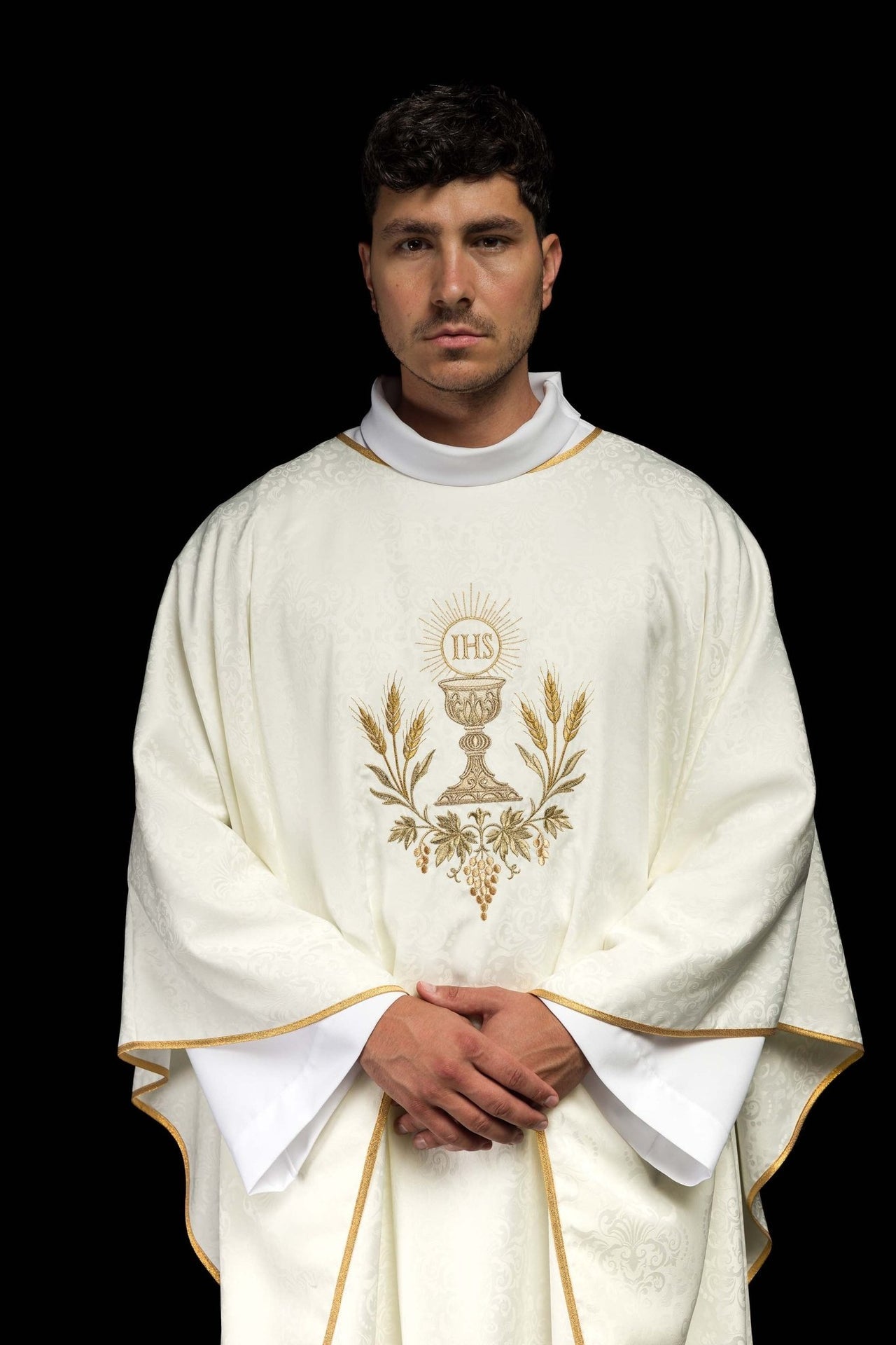 Ornat liturgiczny ecru z haftem kielicha i hostii na tkaninie żakardowej