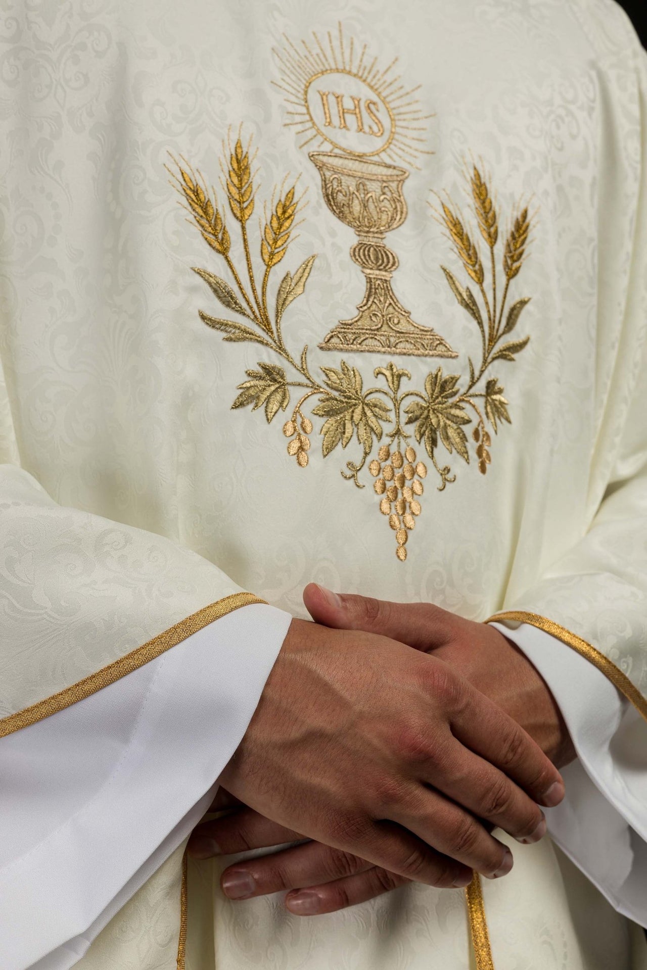 Ornat liturgiczny ecru z haftem kielicha i hostii na tkaninie żakardowej