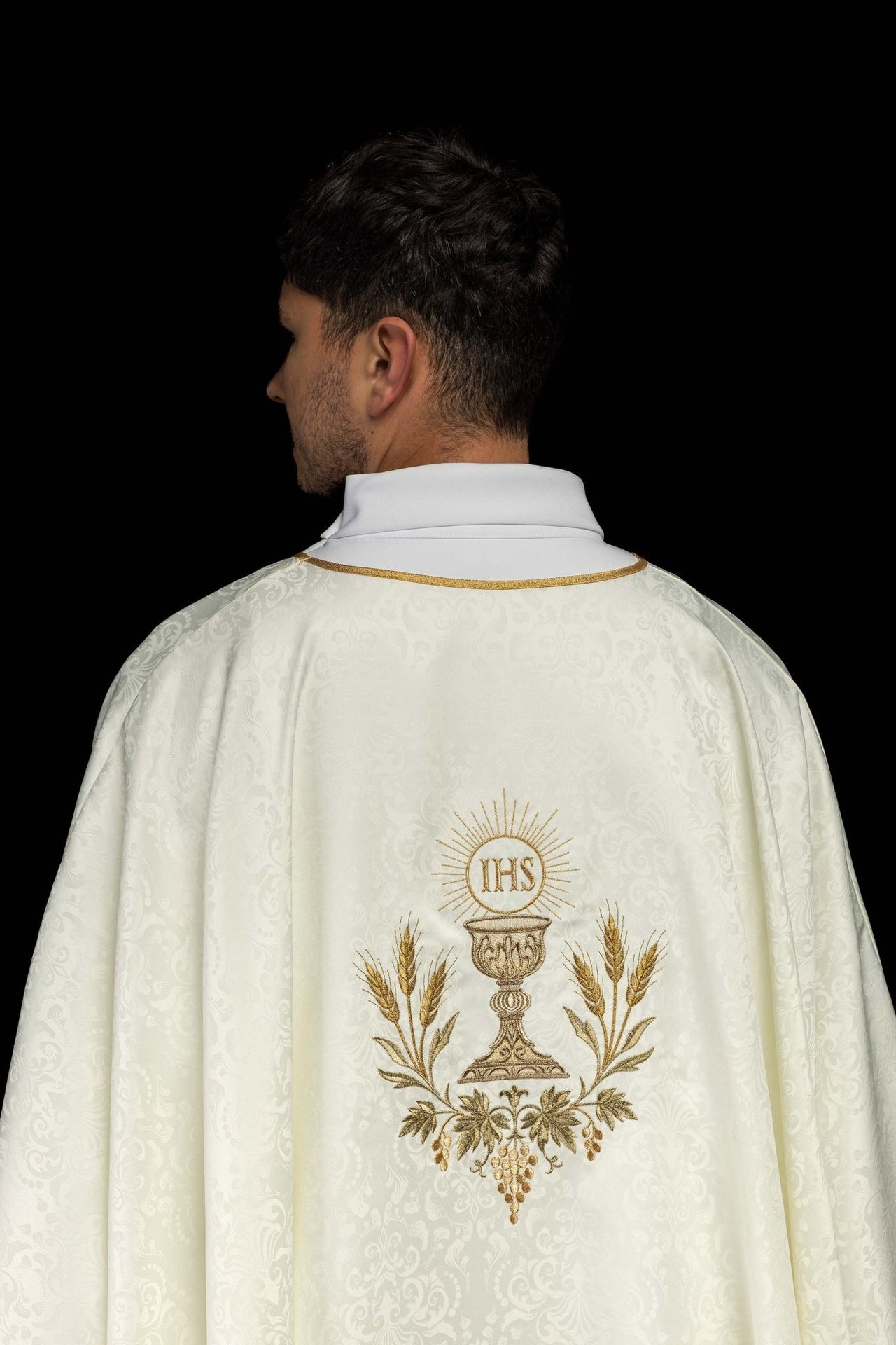 Ornat liturgiczny ecru z haftem kielicha i hostii na tkaninie żakardowej